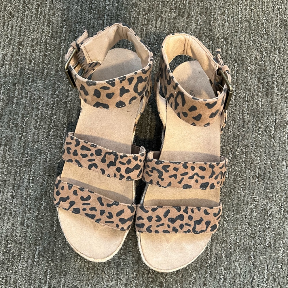 Universal Thread Leopard Sandals - Picture 3 of 6